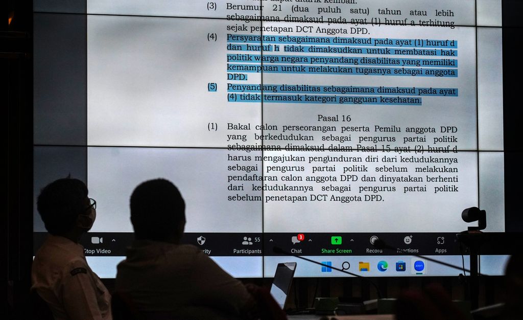 Salah satu tampilan pasal yang dibahas dalam Uji Publik terhadap Materi Muatan Rancangan Peraturan KPU tentang Pencalonan Perseorangan Peserta Pemilihan Umum Anggota Dewan Perwakilan Daerah (DPD) di Kantor Komisi Pemilihan Umum (KPU), Jakarta, Senin (17/10/2022). 