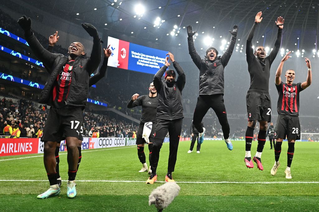 Para pemain AC Milan merayakan keberhasilan mereka lolos ke babak perempat final Liga Champions Eropa seusai menyingkirkan Tottenham Hotspur di babak 16 besar, 8 Maret 2023 , di London, Inggris. Milan lolos dengan agregat skor, 1-0. 
