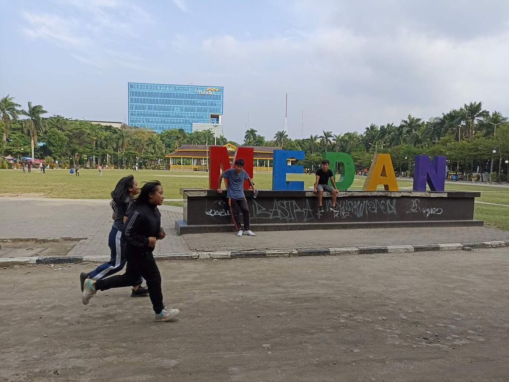 Masyarakat beraktivitas di Lapangan Merdeka Medan, Sumatera Utara, Selasa (7/6/2022). 