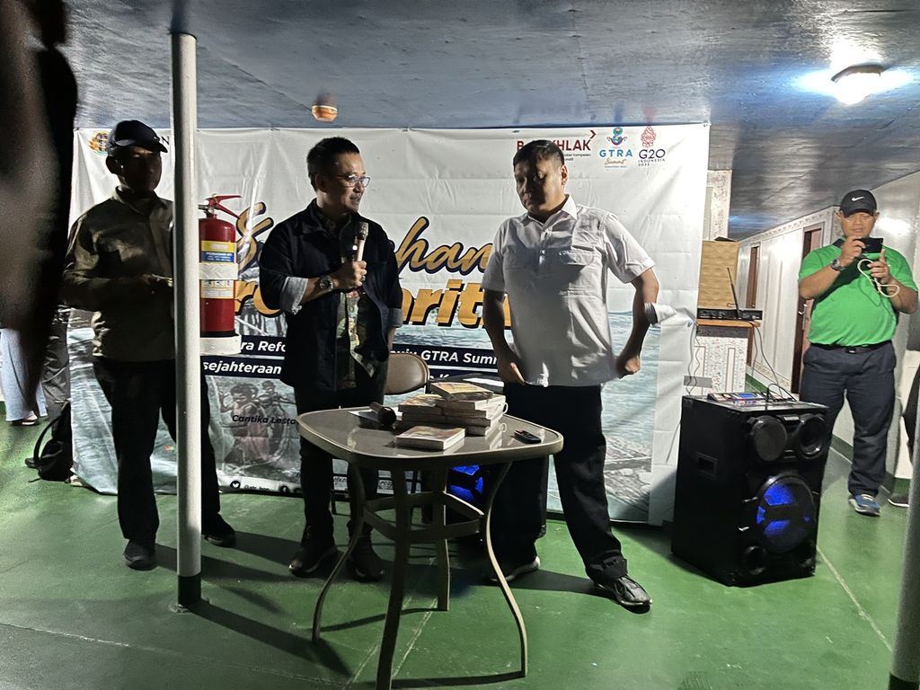 Wakil Menteri Agraria dan Tata Ruang/Wakil Kepala Badan Pertanahan Nasional Surya Tjandra (kanan) memberikan paparan saat Sarasehan Poros Maritim di Kapal Cantika Lestari yang berlayar dari Kendari menuju Wakatobi, Selasa (7/6/2022) malam.