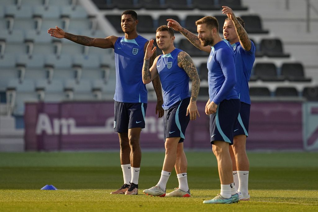 Dari kiri ke kanan, Marcus Rashford, Kieran Trippier, Luke Shaw, dan Kalvin Phillips, mengikuti sesi latihan tim nasional Inggris di Stadion Al Wakrah di Al Wakrah, Doha, Sabtu (3/12/2022).