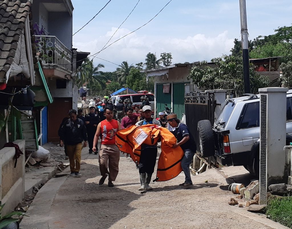 Petugas mengangkat jenazah anak Yayan (40), di RT 003 RW 001, Kampung Selaerih, Desa Genjot, Cugenang, Kabupaten Cianjur, Selasa (22/11/2022).