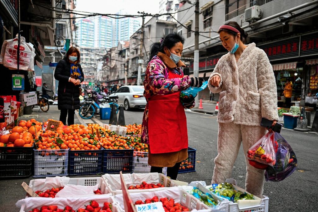 Warga berbelanja di salah satu pasar di Wuhan, Provinsi Hubei, China (23/1/2023). Kota metropolitan itu mencuat namanya saat Covid-19 untuk pertama kalinya mulai mewabah pada akhir 2019 lalu.
