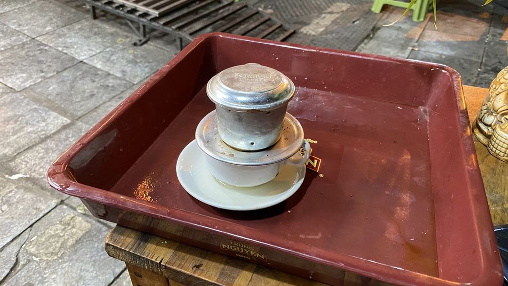 <i>Phin pha ca phe</i> diletakkan di atas sembari menunggu seluruh air kopi menetes ke cangkir untuk kemudian dinikmati di kedai kopi Coffee Viet Nam Long Thabh di Old Quarter, Hanoi, Vietnam, Sabtu (14/4/2022). <i>Vietnam</i><i>drip</i> adalah teknik menyeduh kopi khas Vietnam.