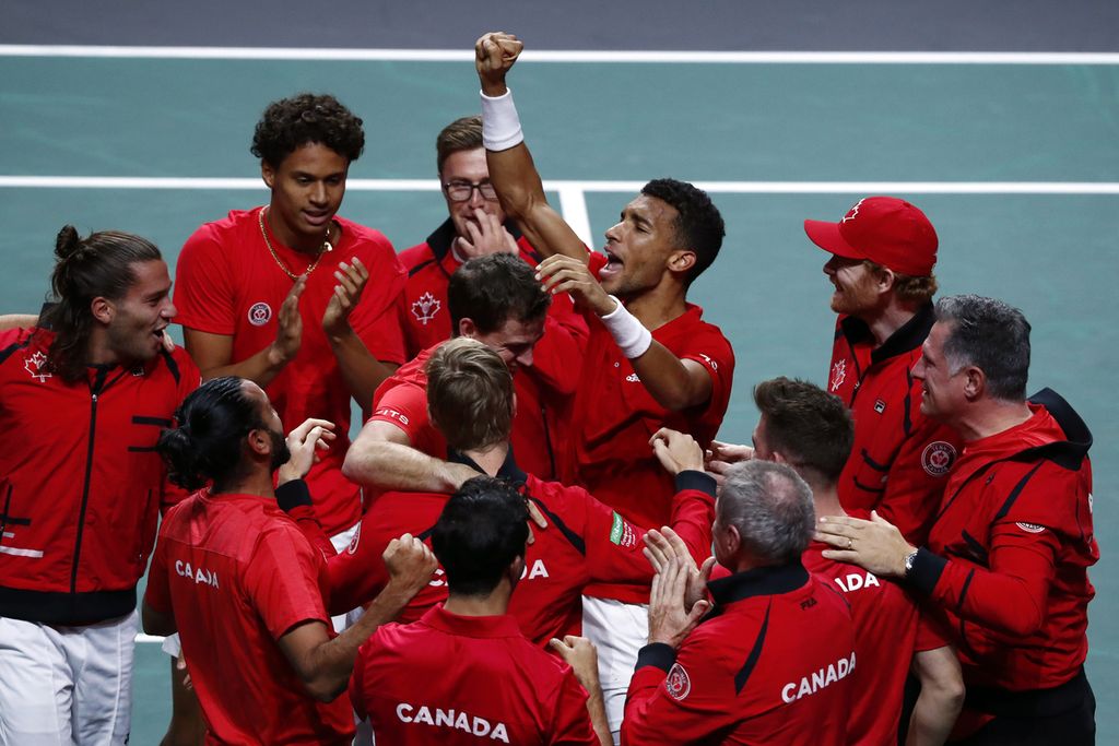 Tim Kanada merayakan kemenangan atas Australia pada final kompetisi tenis beregu putra Piala Davis di Malaga, Spanyol, Minggu (27/11/2022).