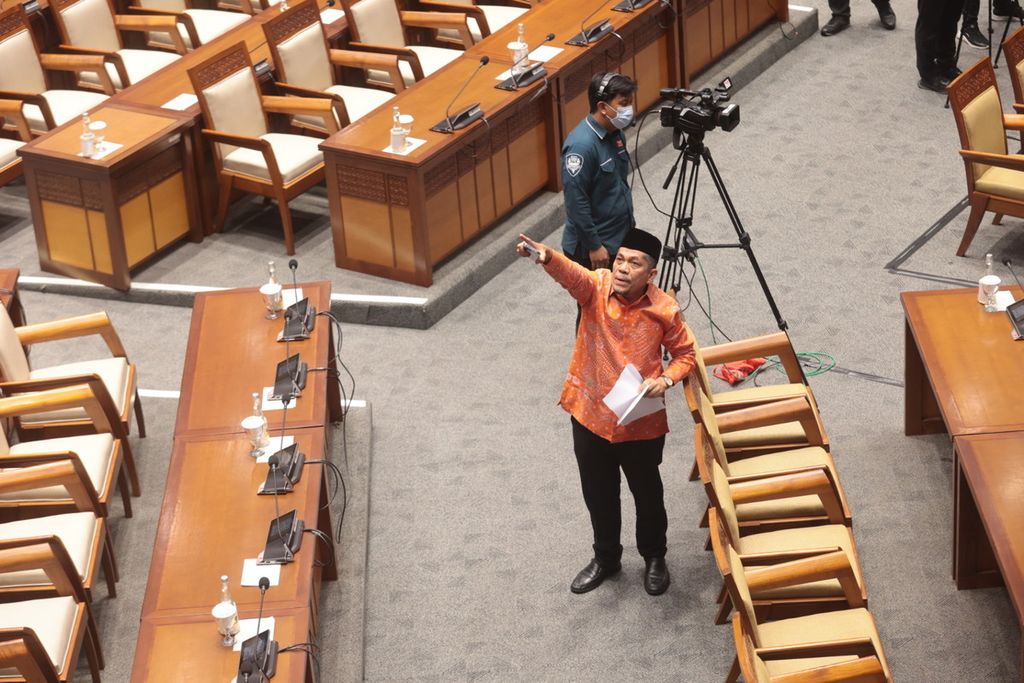 Anggota Fraksi Partai Keadilan Sejahtera DPR, Iskan Qolba Lubis, melakukan aksi <i>walk out</i> saat Rapat Paripurna DPR dengan agenda pengambilan keputusan tentang Rancangan Kitab Undang-undang Hukum Pidana (RKUHP) di Kompleks Parlemen, Senayan, Jakarta, Selasa (5/12022). 