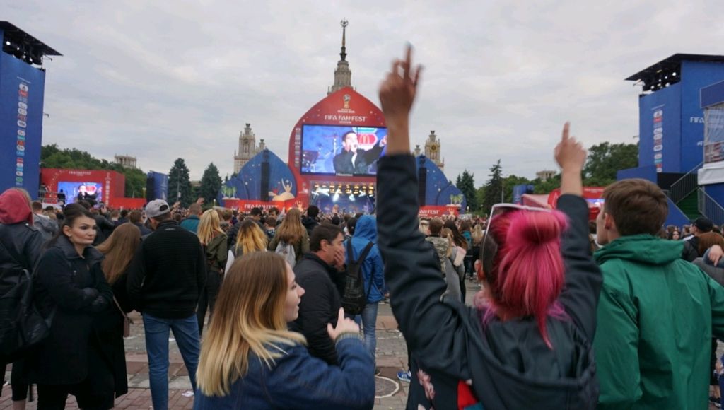 Warga Rusia menikmati pertunjukan musik di Fan Fest Piala Dunia 2018 di Moskwa, Rusia (10/6/2018). Seperempat publik Rusia menyatakan telah merasakan efek sanksi ekonomi yang diterapkan negara-negara Barat setelah Rusia menginvasi Ukraina,