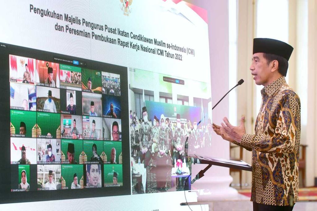 Presiden Joko Widodo saat memberi sambutan secara virtual pada acara Pengukuhan Majelis Pengurus Pusat Ikatan Cendekiawan Muslim Se-Indonesia (ICMI) dan Peresmian Pembukaan Rapat Kerja Nasional ICMI Tahun 2022 dari Istana Kepresidenan Bogor, Jawa Barat, Sabtu (29/1/2022).