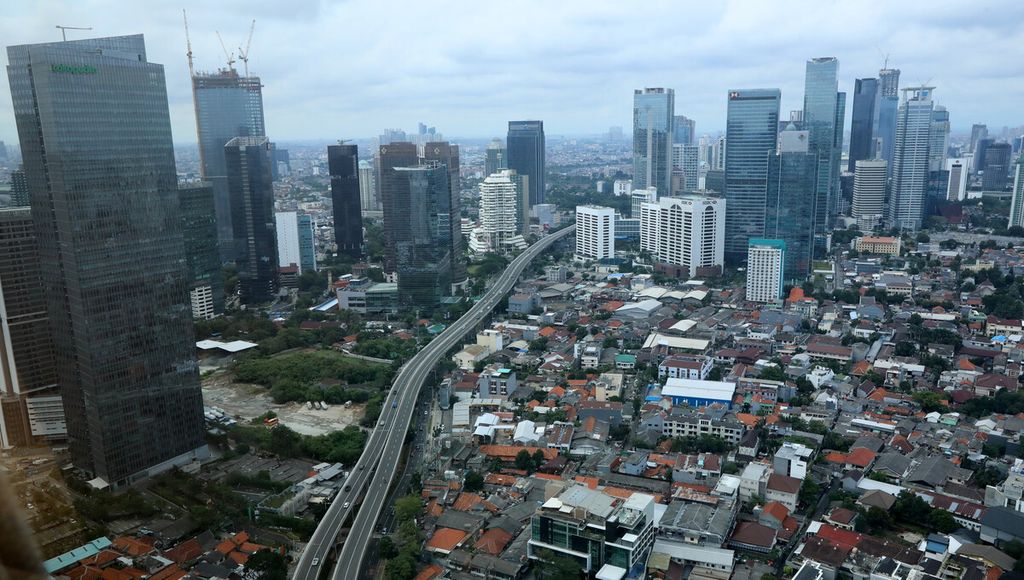 Pemandangan deretan gedung perkantoran di kawasan Kuningan, Jakarta Selatan, Rabu (13/1/2021). 