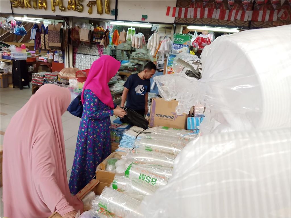 Pedagang gelas plastik dan tempat makanan <i>styrofoam </i>melayani pembeli. Bahan plastik dan <i>styrrofoam </i>mengandung bahan berbahaya bagi manusia, juga lingkungan.