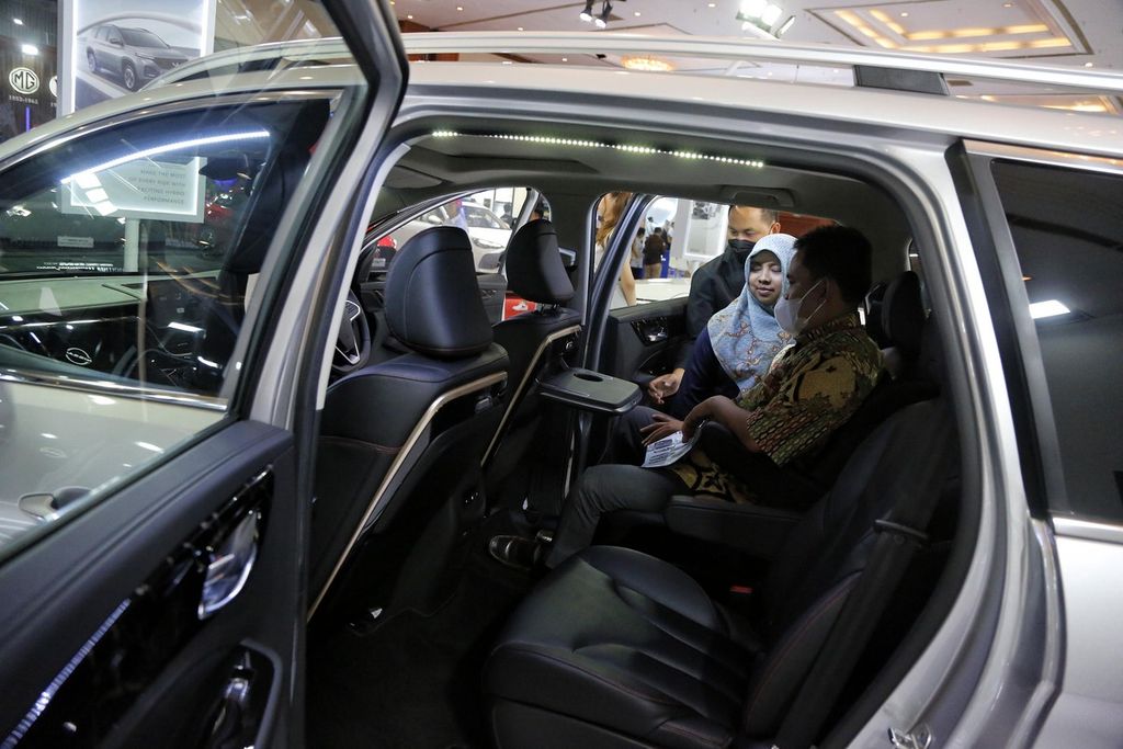 Pengunjung melihat interior kendaraan yang dipamerkan dalam ajang Gaikindo Jakarta Auto Week 2023 di Jakarta Convention Center, Senayan, Jakarta, Jumat (17/3/2023). Ajang pameran ini dimanfaatkan oleh warga untuk membeli kendaraan sebelum Lebaran.