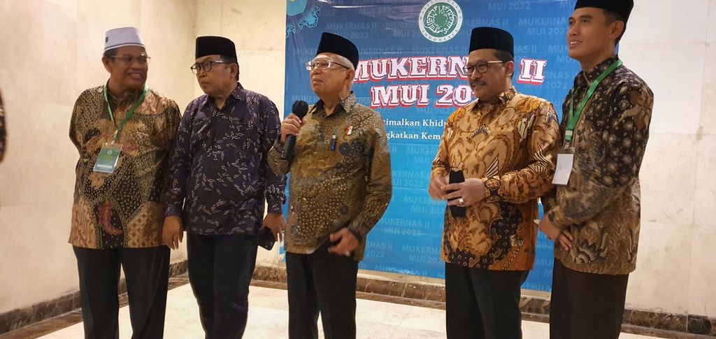 Wakil Presiden Maruf Amin memberikan keterangan kepada wartawan seusai membuka Musyawarah Kerja Nasional Majelis Ulama Indonesia (MUI), Kamis (8/12/2022), di Jakarta.