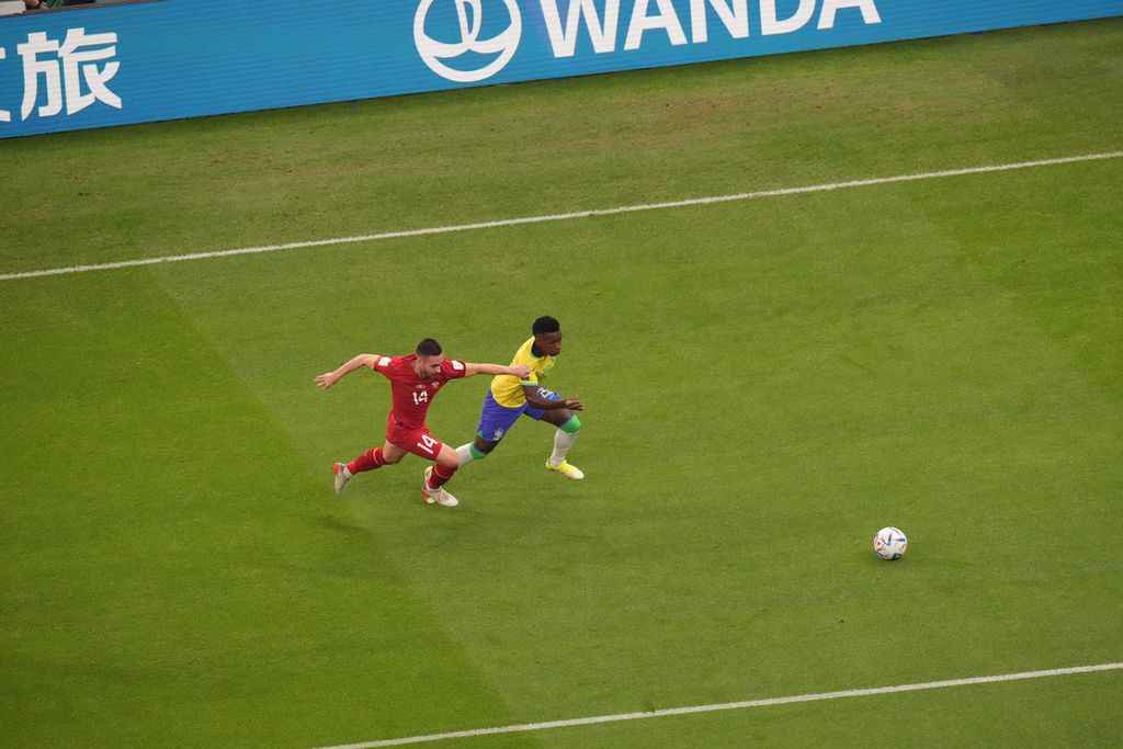 Pemain timnas Brasil Vinicius Jr mencoba melewati pemain Serbia Andrija Zivkovic pada penyisihan Grup G Piala Dunia 2022 di Stadion Lusail, Qatar, Jumat (24/11/2022) dinihari WIB. Brasil Menang 2-0. 