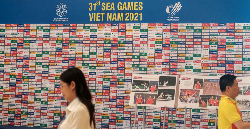 Hiasan yang terpasang di salah satu sudut ruangan Vietnam National Convention Center di Kota Hanoi, Vietnam, yang menjadi Main Press Center SEA Games 2021, Senin (9/4/2022). Vietnam kembali menjadi tuan rumah pesta olahraga Asia Tenggara kedua kalinya setelah yang pertama pada tahun 2003. 