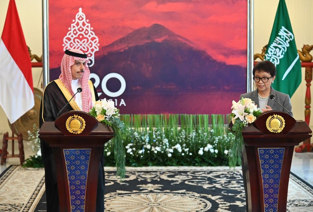 Menteri Luar Negeri Retno LP Marsudi dan Menteri Luar Negeri Arab Saudi Pangeran Faisal bin Farhan al-Saud hadir dalam konferensi pers bersama seusai pertemuan mereka di Jakarta, Selasa (7/6/2022).