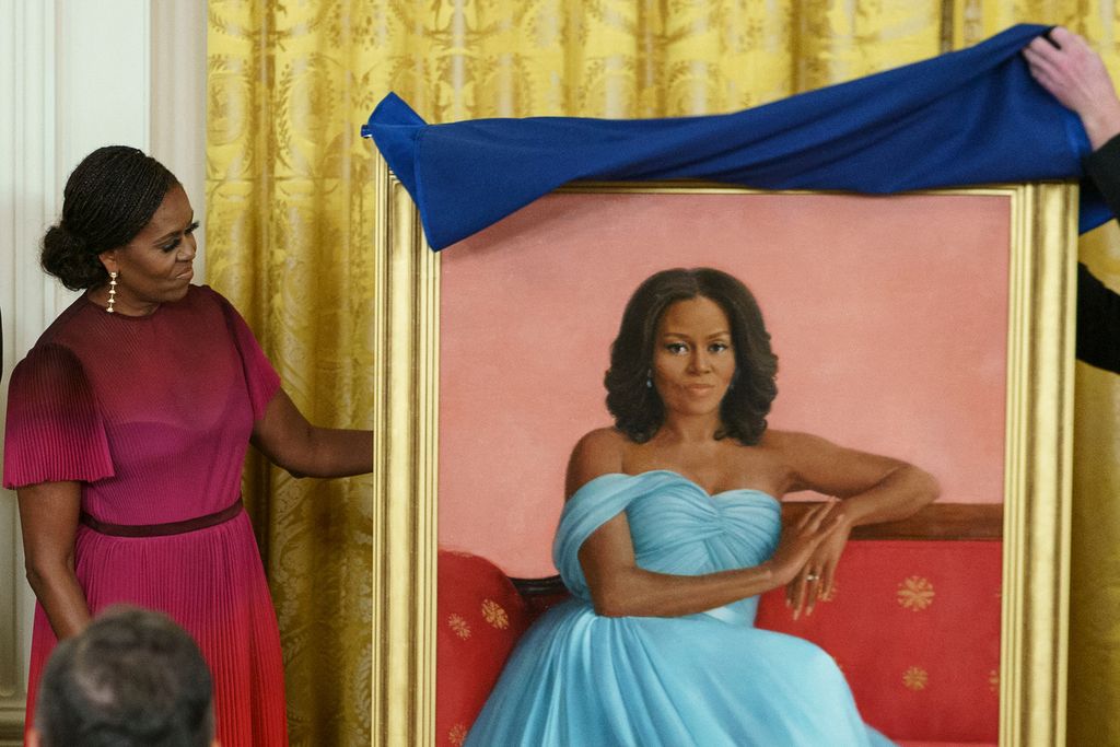 Mantan Ibu Negara AS Michelle Obama berdiri di sebelah lukisan potret resmi di East Room Gedung Putih di Washington DC, 7 September 2022. 