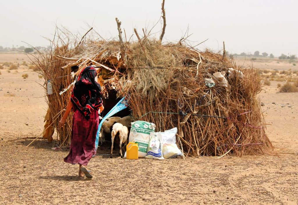 Warga miskin di Yaman di Lahj menerima bantuan pangan dari kelompok bantuan. Foto diambil pada 29 Maret 2022.