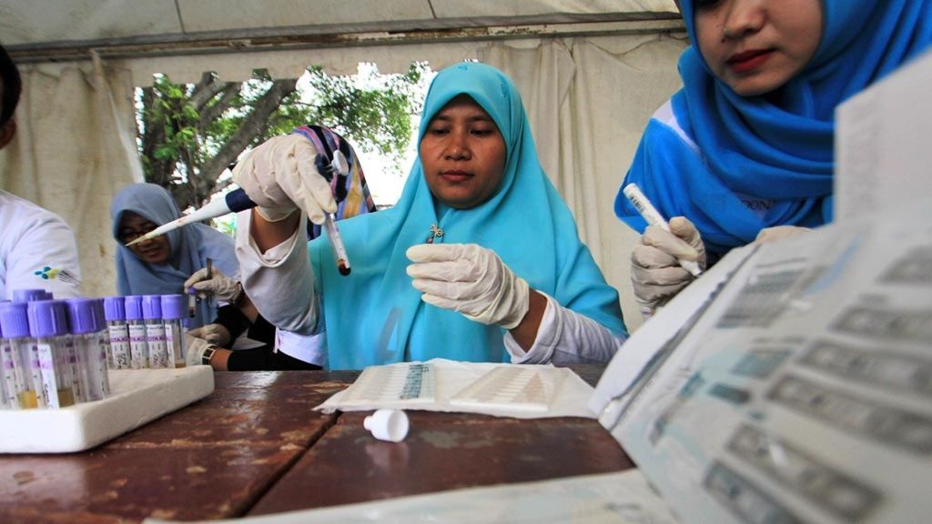 Petugas memeriksa sampel darah saat pemeriksaan HIV/AIDS gratis dalam rangka memperingati Hari AIDS Sedunia di Indramayu, Jawa Barat, Sabtu (1/12/2018). Pemeriksaan tersebut dilakukan untuk mengetahui sejak dini penyebaran HIV/AIDS pada masyarakat.