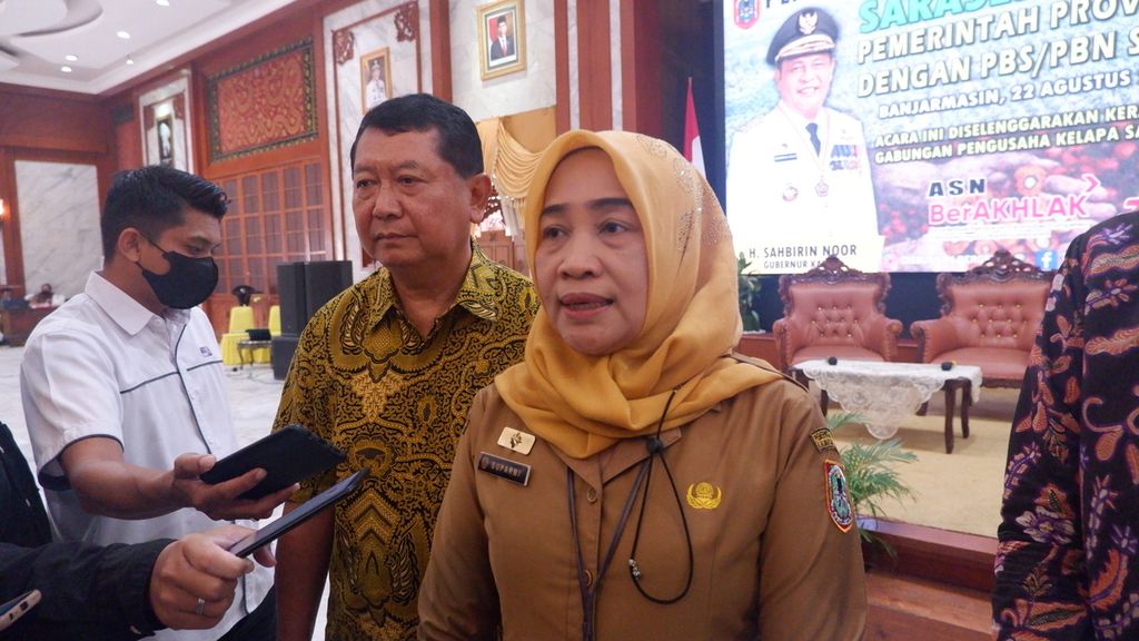 Kepala Dinas Perkebunan dan Peternakan Provinsi Kalimantan Selatan Suparmi (tengah) di Banjarmasin, Senin (22/8/2022).