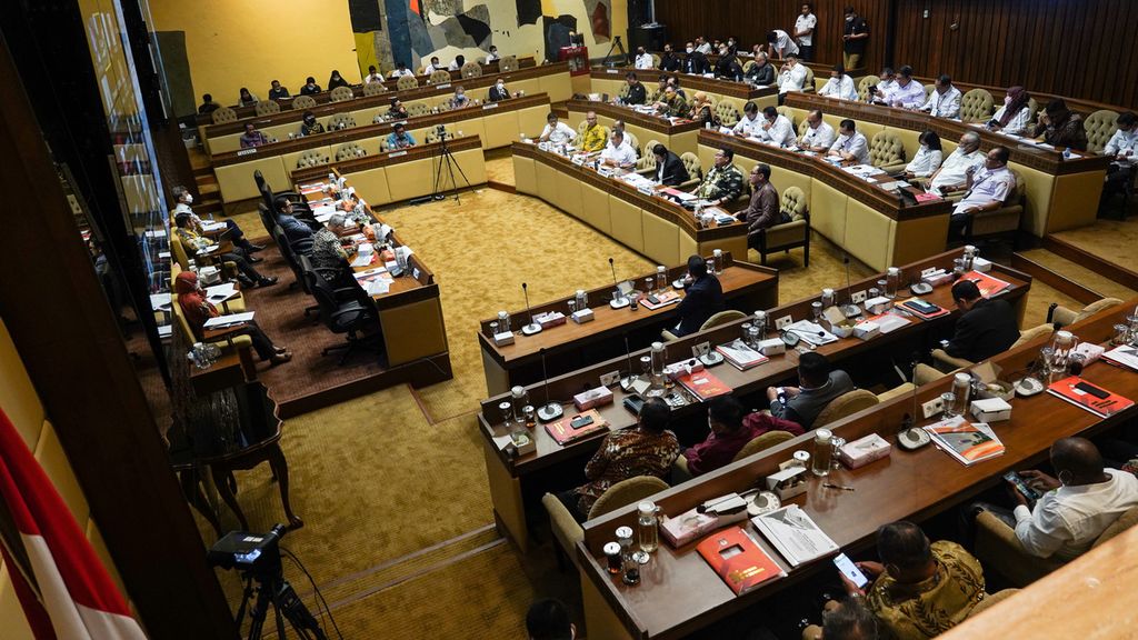Suasana rapat dengar pendapat antara Komisi II DPR dan pemerintah serta lembaga penyelenggara pemilu mengenai implikasi penyelenggaraan pemilu terkait pemekaran daerah otonomi baru di Ruang Rapat Komisi II DPR, Jakarta, Rabu (31/8/2022). 