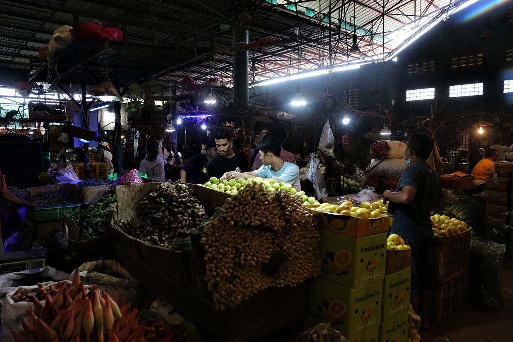 Suasana perdagangan di Pasar Induk Kramat Jati, Jakarta Timur, Minggu (9/1/2022). Pemprov DKI Jakarta melalui Perumda Pasar Jaya berencana melakukan revitalisasi Pasar Induk seluas 14,7 hektar tersebut pada tahun ini. 