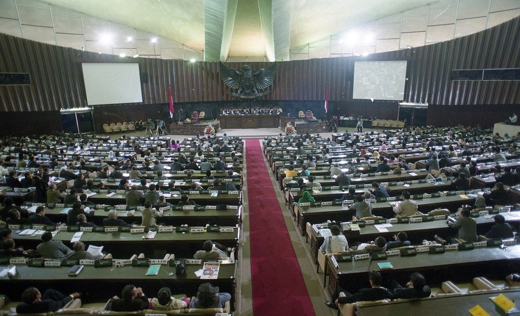 Para anggota MPR memenuhi ruang sidang utama gedung MPR/DPR, Senayan, Jakarta, Senin (7/8/2000), pada hari pertama Sidang Tahunan MPR 2000. Banyaknya anggota yang melakukan interupsi mewarnai sidang ini. Mereka antara lain akan melakukan amendemen UUD 1945.