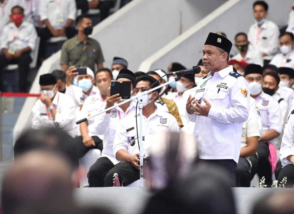 Ketua Umum DPP Asosiasi Pemerintah Desa Seluruh Indonesia (Apdesi) Surta Wijaya memberikan sambutan dalam pembukaan Silaturahmi Nasional Apdesi 2022, Selasa (29/3/2022), di Istora Senayan, Jakarta.