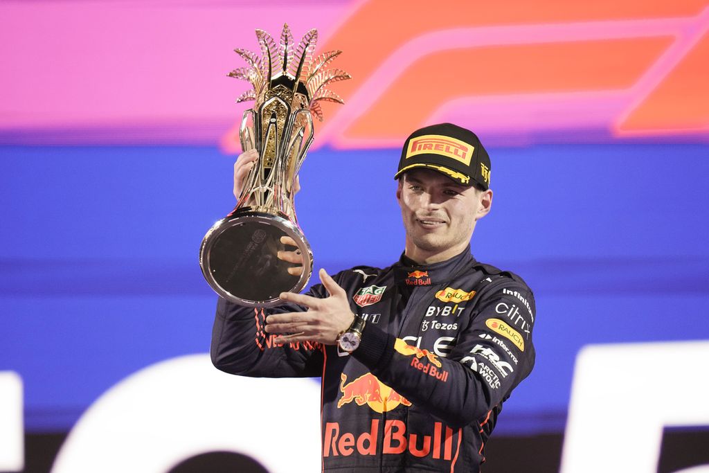 Pebalap Red Bull, Max Verstappen, merayakan juara Grand Prix Formula 1 seri kedua di Sirkuit Corniche, Jeddah, Arab Saudi, Senin (28/3/2022) dini hari WIB. Susunan klasemen pebalap hingga seri kedua adalah Charles Leclerc (Ferrari, 45 poin), Carlos Sainz (Ferrari, 33 poin), dan Max Verstappen (Red Bull, 25 poin).
