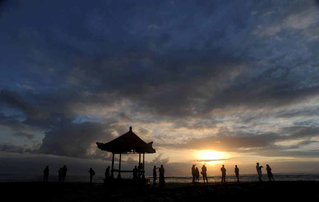 Matahari Terbit di Sanur - Wisatawan menikmati pesona matahari terbit di Pantai Sanur, Denpasar, Bali, Senin (15/8/2016). Kawasan sepanjang Pantai Sanur dikenal sebagai tempat menikmati keindahan matahari terbit di Pulau Bali.