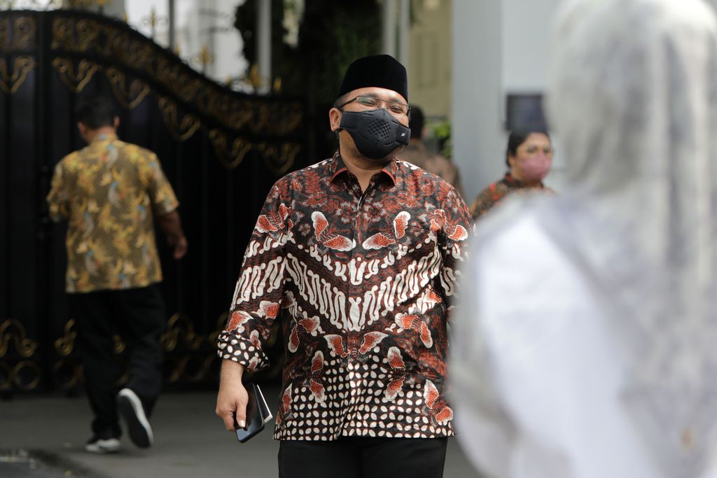 Menteri Agama Yaqut Cholil Qoumas seusai mengikuti rapat membahas ketersediaan bahan pokok dan persiapan arus mudik Lebaran bersama Presiden Joko Widodo di Kompleks Istana Kepresidenan Jakarta, Jumat (24/3/2023). 