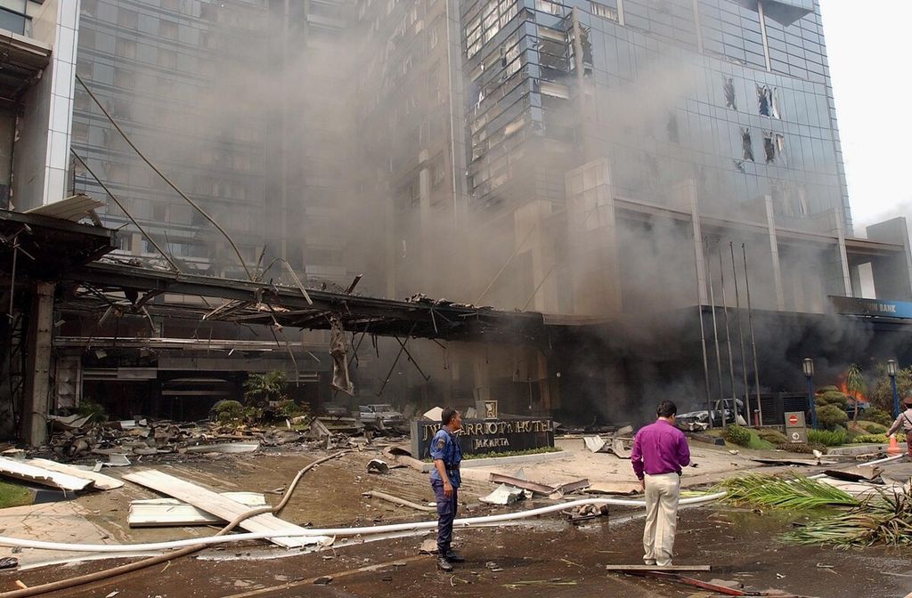 Asap mengepul dari lokasi ledakan bom di lobi Hotel JW Marriott, Jakarta, 5 Agustus 2003. Puluhan orang tergeletak di sana akibat terkena serpihan bom yang dipasang teroris.