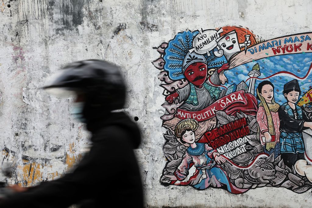Mural tentang pemilu menghiasi tembok di Dukuh Atas, Jakarta, Rabu (26/1/2022). Jadwal pemilu yang telah disepakati, 14 Februari 2024, diharapkan akan membuat persiapan pelaksanaannya lebih matang agar persoalan yang terjadi pada Pemilu 2019 tak terulang.