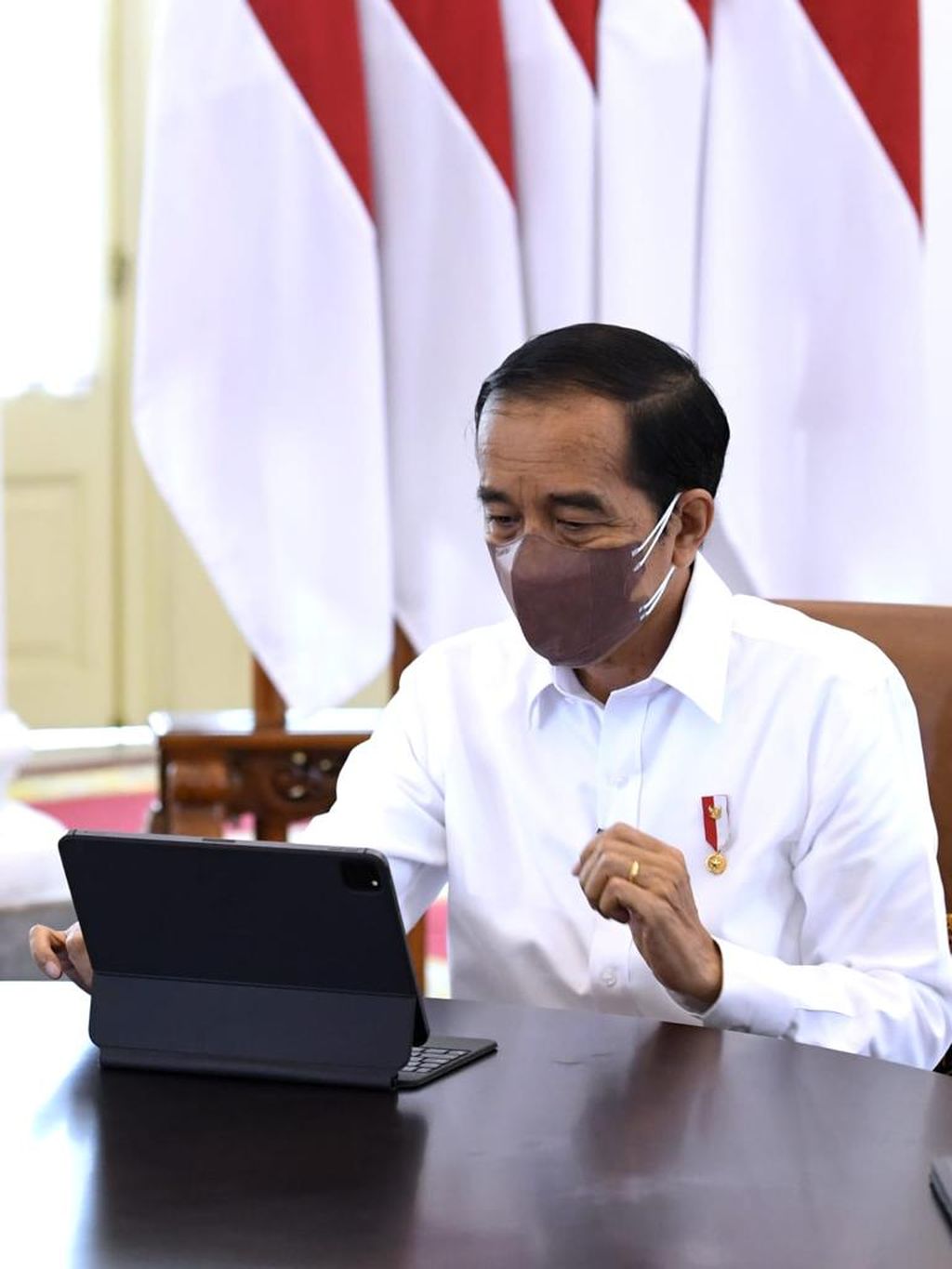 Presiden Joko Widodo melaporkan Surat Pemberitahuan (SPT) Tahunan Pajak Penghasilan (PPh) melalui aplikasi daring <i>e-filing</i> di Istana Kepresidenan Bogor, Jawa Barat, Jumat, 4 Maret 2022.