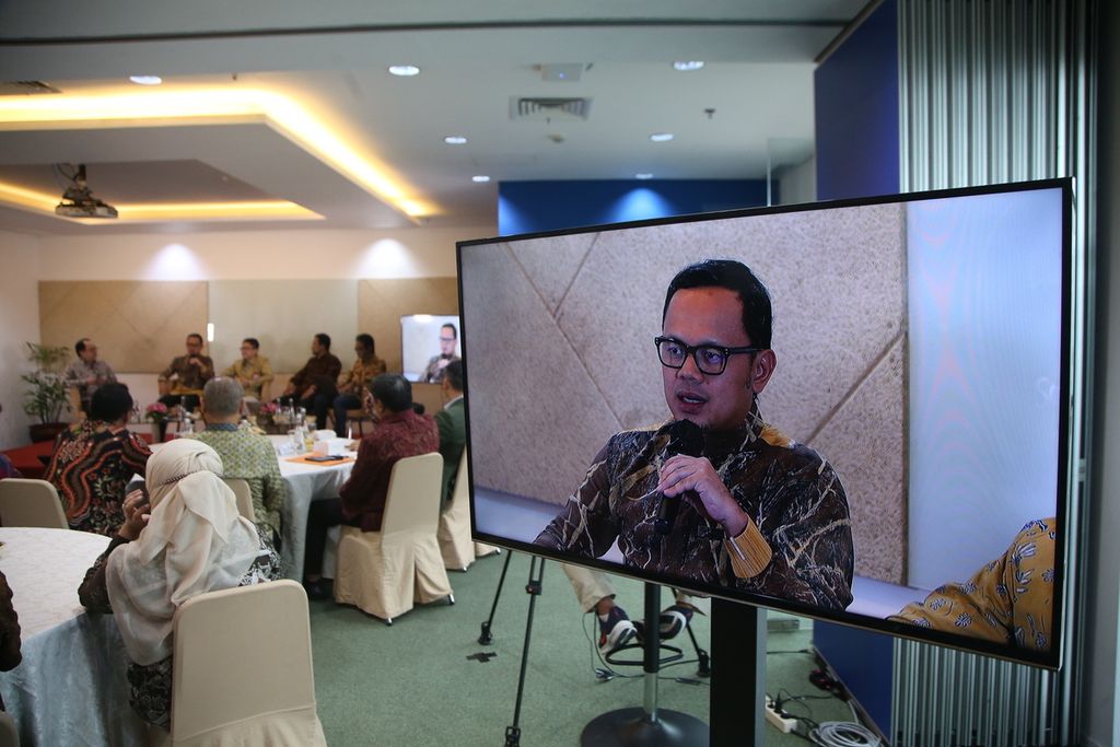 Wali Kota Bogor yang juga Ketua Dewan Pengurus Asosiasi Pemerintah Kota Seluruh Indonesia (Apeksi) Bima Arya menjadi pembicara dalam diskusi Kompas Collaboration Forum-City Leaders Community APEKSInergi #2 di Menara <i>Kompas</i>, Jakarta, Jumat (10/6/2022). 