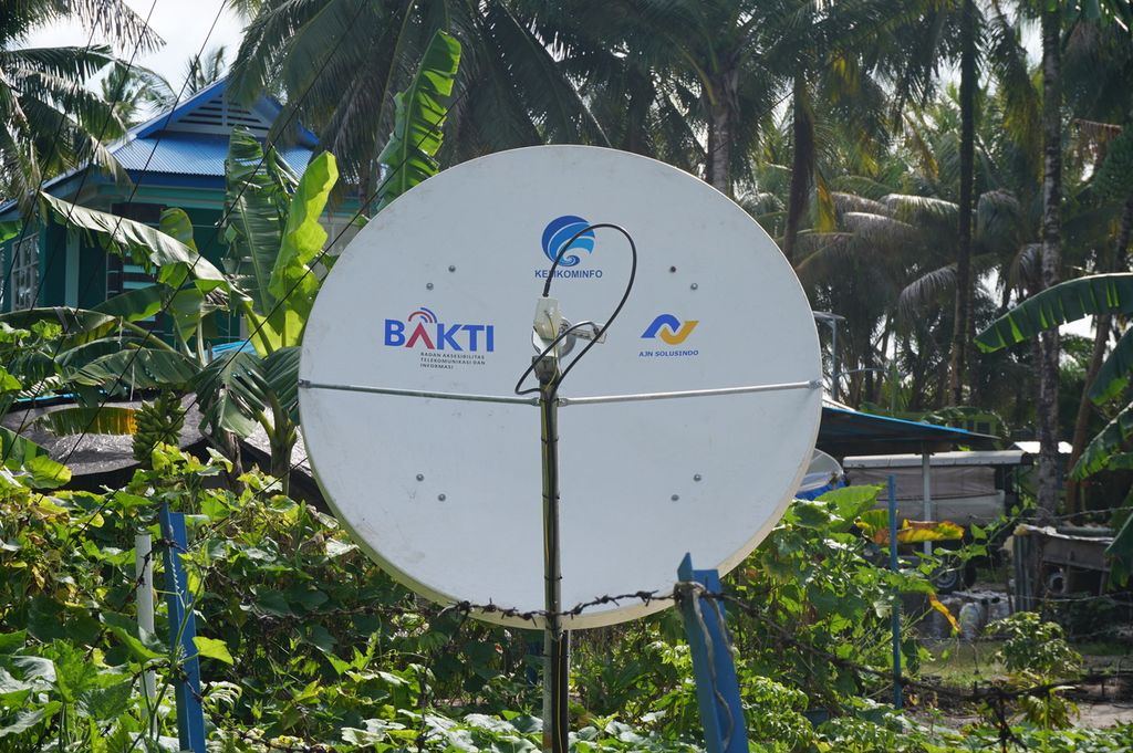 Antena <i>base transceiver station</i> (BTS) di Pulau Miangas, Kepulauan Talaud, Sulawesi Utara, berdiri di tengah pulau. Menara BTS itu adalah satu-satunya menara untuk melayani kebutuhan komunikasi warga Miangas. Foto diambil pada Sabtu (14/3/2020).