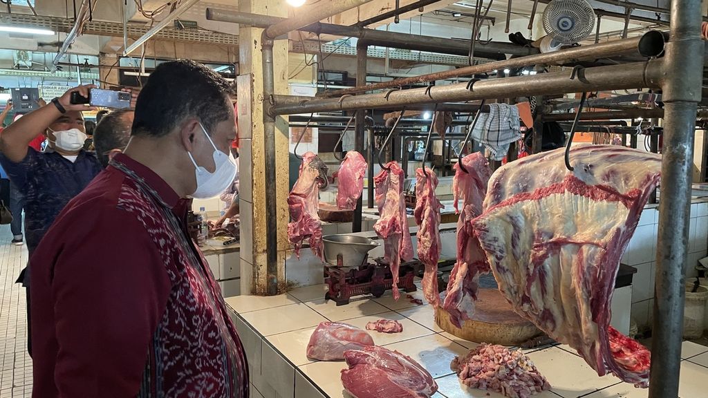Direktur Utama Perum Bulog Budi Waseso meninjau harga daging sapi di Pasar Kramat Jati, Jakarta, Jumat (17/3/2023)