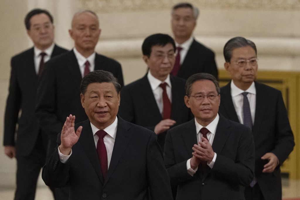 Para anggota baru Komite Tetap Politbiro Partai Komunis China, yaitu (dari depan ke belakang) Presiden Xi Jinping, Li Qiang, Zhao Leji, Wang Huning, Cai Qi, Ding Xuexiang, dan Li Xi, tiba di gedung Balai Agung Rakyat di Beijing, China, 23 Oktober 2022. 