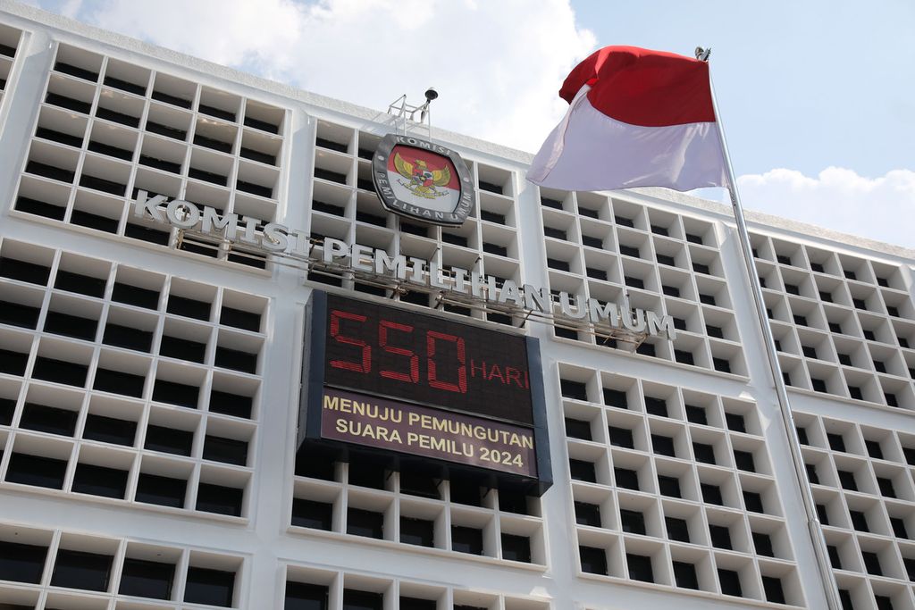 The electronic board counts down the implementation of the 2024 Election at the General Election Commission (KPU) Building, Jakarta, Friday (12/8/2022).