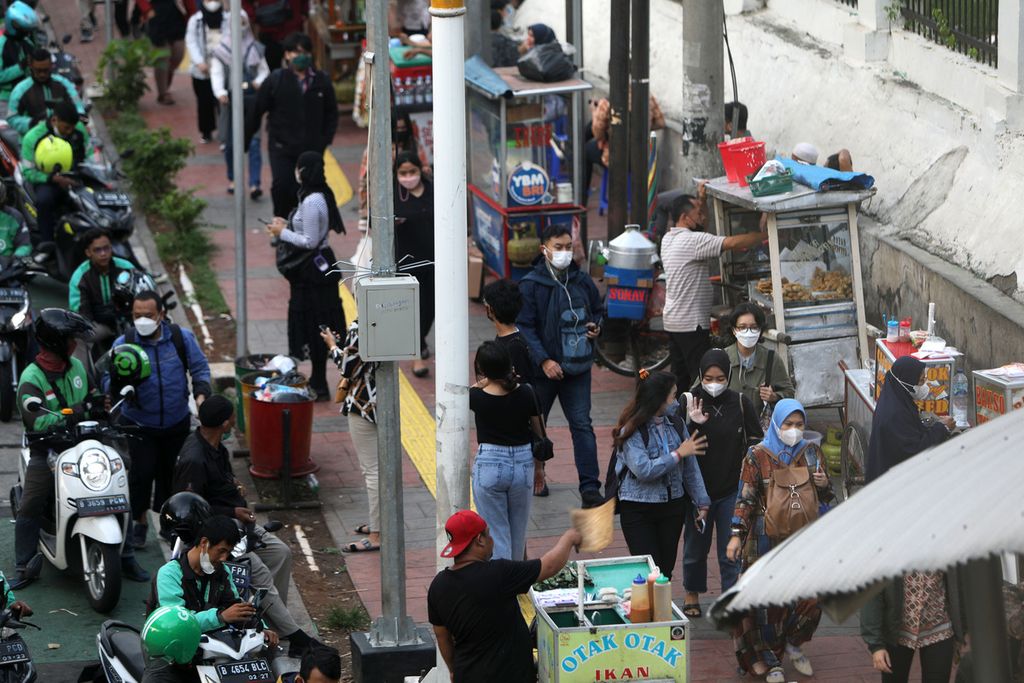Pedagang makanan menjajakan dagangannya di trotoar di Jalan Tentara Pelajar, Jakarta di sekitar Stasiun Palmerah, Rabu (11/5/2022). Pulang kerja menjadi waktu yang paling dinanti para pedagang agar dagangannya laris. 