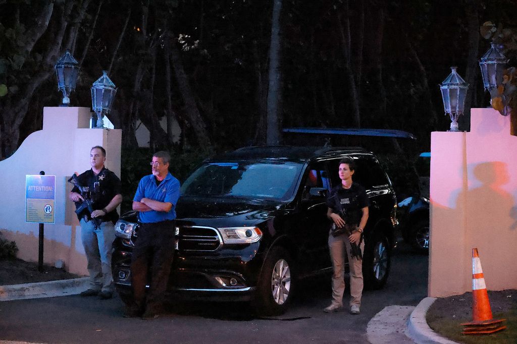 Pasukan pengawal khusus presiden yang bersenjata berjaga di pintu masuk rumah peristirahatan mantan Presiden AS Donald Trump di Mar-a-Lago, Palm Beach, Florida, AS, Senin (8/8/2022). Pada hari itu, Biro Investigasi Federal AS (FBI) menggeledah rumah peristirahatan tersebut. 