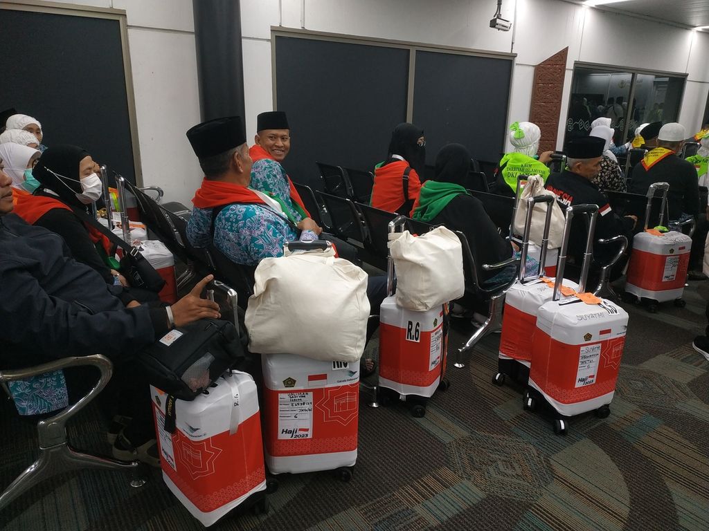 Calon haji menunggu jadwal pemberangkatan di Terminal 2, Bandara International Soekarno-Hatta, Tangerang, Banten, Selasa (23/5/2023). Kementerian Agama memberangkatkan 7.510 jemaah haji pada 24 Mei 2023.