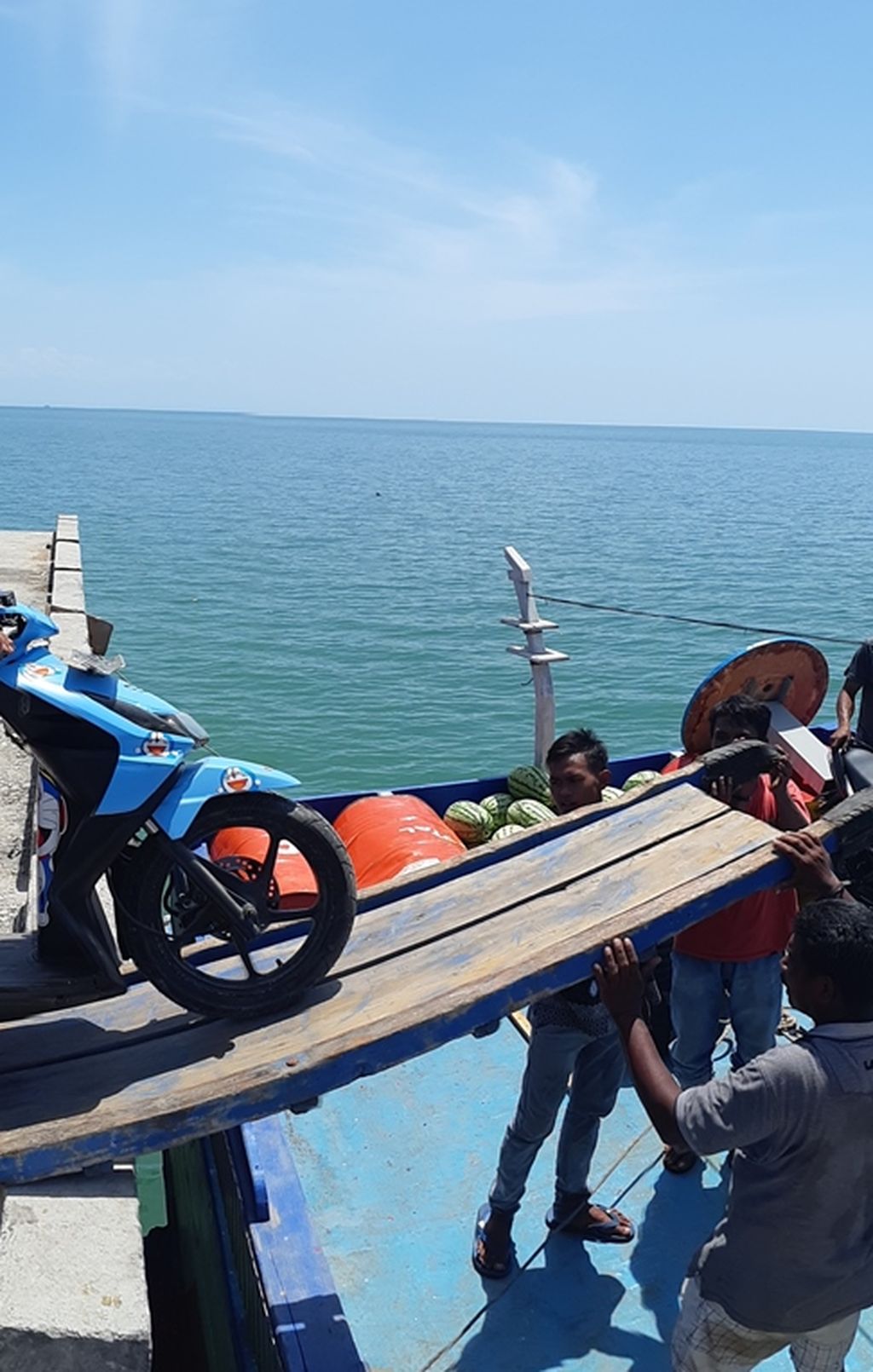 Awak kapal menaikkan berbagai barang, mulai dari makanan, hingga kendaraan, ke kapal yang akan menuju Pulau Kabaena, di Pelabuhan Kasipute, Kabupaten Bombana, Sulawesi Tenggara, Rabu (18/9/2019). 