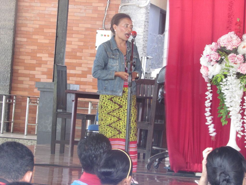 Koordinator Guru Honorer Lulus Passing Grade 2021 NTT, Dina Nomleni, menyampaikan aspirasi kepada anggota Komisi X DPR Anita Gah di Kupang, Sabtu (19/11/2022). 