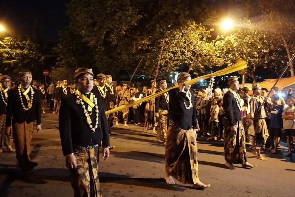 Menyambut tahun baru Jawa Wawu 1853, Puro Mangkunegaran, Solo, Jawa Tengah menggelar tradisi kirab pusaka 1 Suro di Solo, Jawa Tengah, Sabtu (31/8/2019) malam.