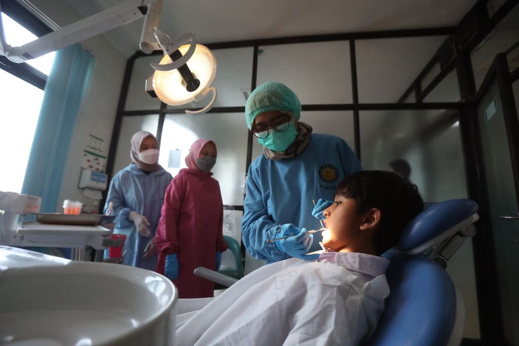 Murid SD mendapat layanan pemeriksaan kesehatan gigi dan mulut di Rumah Sakit Gigi dan Mulut Soelastri, Kota Surakarta, Jawa Tengah, Senin (20/3/2023).  