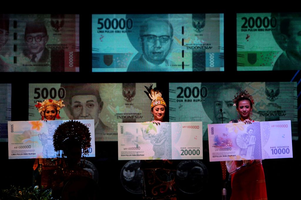 Model menunjukkan sebagian replika uang pecahan kertas yang baru, saat peluncuran uang rupiah kertas dan logam tahun emisi 2016 di Gedung Thamrin, Bank Indonesia, Jakarta, Senin (19/12/2016). Uang rupiah yang diluncurkan adalah tujuh uang pecahan kertas dan 4 uang pecahan logam.