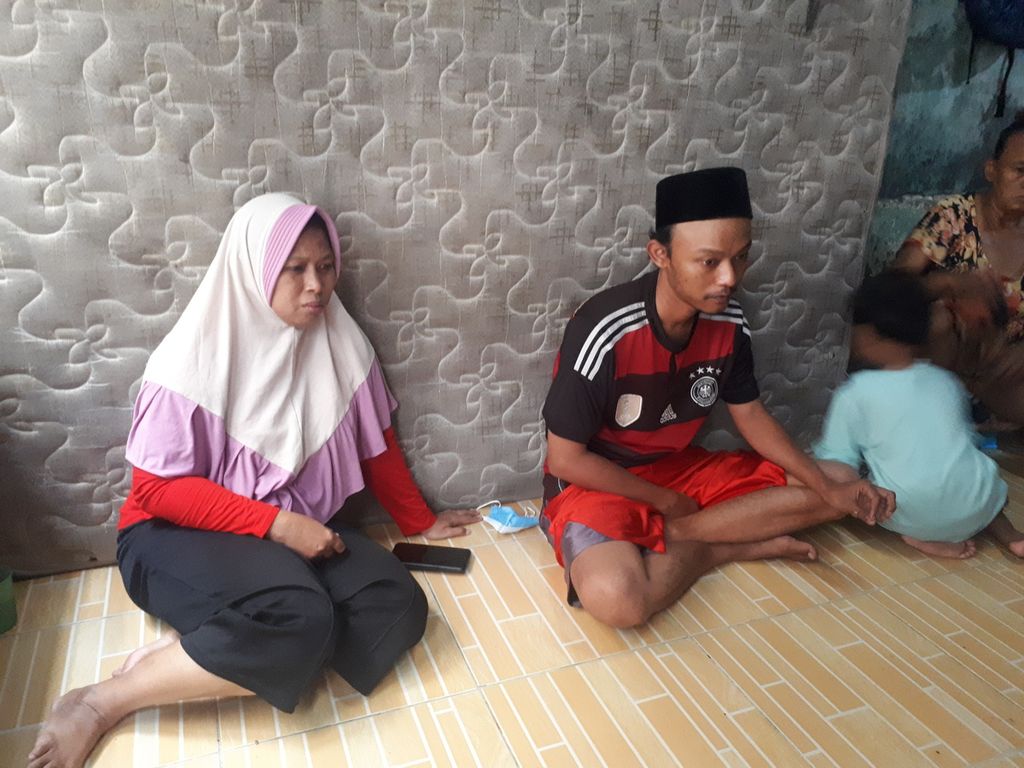 Sri Handayani (43) dan Probowo Sutejo (29) di Jelambar Baru, Grogol Petamburan, Jakarta Barat, Kamis (5/1/2023).