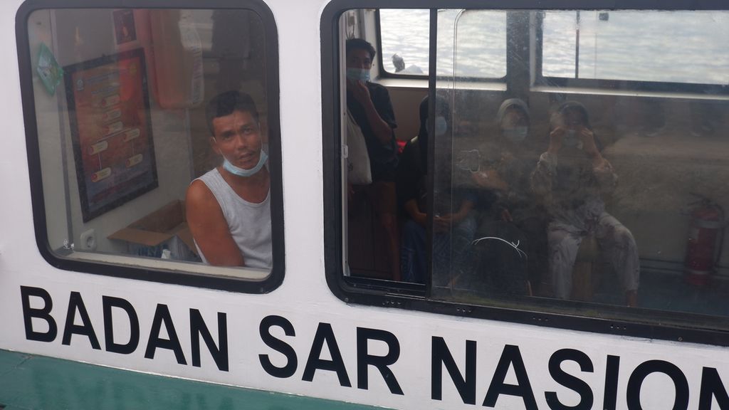 Tujuh korban selamat dalam musibah tenggelamnya KM Ladang Pertiwi 2 dievakuasi oleh Kapal SAR KN 407 Banjarmasin ke Pelabuhan Trisakti, Banjarmasin, Kalimantan Selatan, Minggu (29/5/2022) sore. 
