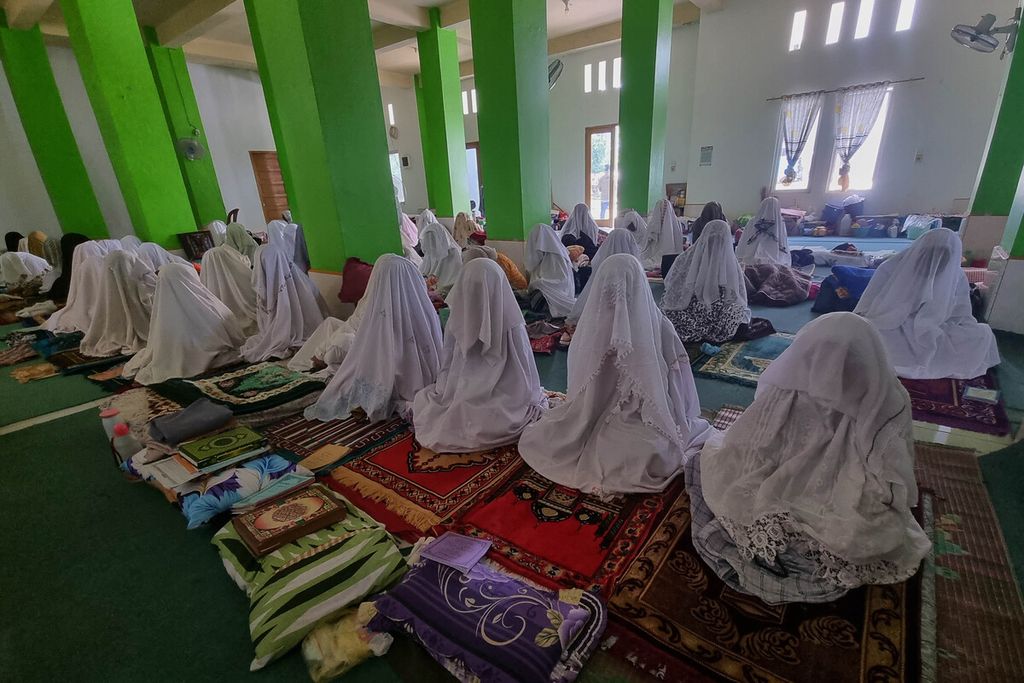 Jemaah suluk di Dayah (Pesantren) Darul Aman, Desa Lampuuk, Kecamatan Darussalam, Kabupaten Aceh Besar, Aceh, Sabtu (25/3/2023), melakukan rangkaian ibadah. Suluk dilakukan selama 10-40 hari. Suluk dianggap sebagai sarana membersihkan jiwa.