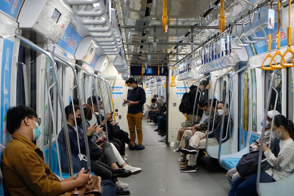 Suasana aktivitas penumpang kereta MRT di Stasiun MRT Dukuh Atas, Jakarta Pusat, Jumat (18/11/2022). 